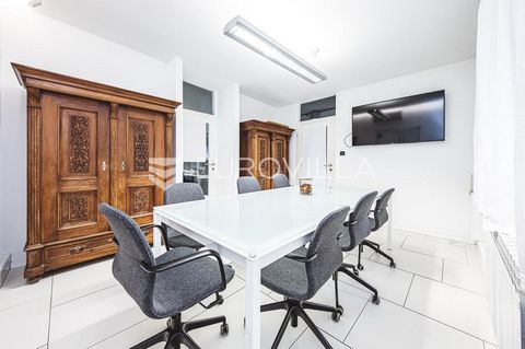 Excellent office space on the ground floor of a well-maintained NKP building, 98 m2. It consists of three working rooms, kitchenette, bathroom and toilet. The possibility of renting parking spaces. It is located in an attractive location, in the imme...