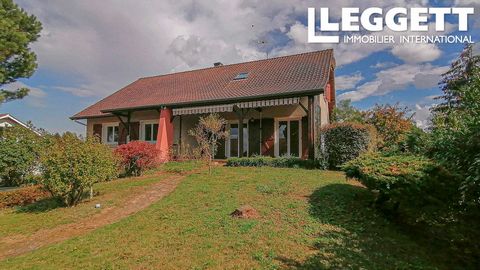 A16249 - At 1h30 from Switzerland and the ski slopes of the Jura, at the gates of the town of Louhans in the heart of a district where life is good, come and discover this house built on a basement which has been recently renovated and is laid out as...
