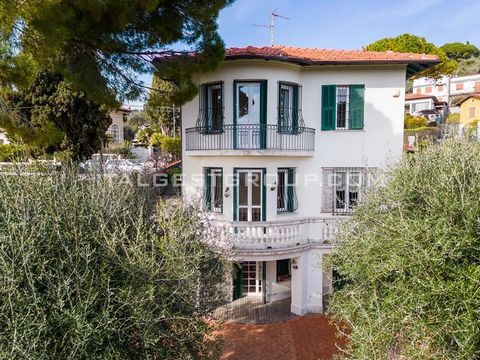 Bordighera magnificent villa d'époque with garden and sea view in the most sought after residential area of the city. The villa built on 3 levels offers an area of 281 m2 including 4 bedrooms and 4 bathrooms and a garden planted with olive trees of a...
