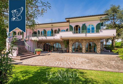 This elegant luxury villa is for sale just a few km from Florence's city centre, surrounded by leafy Tuscan hills. This luxury estate enjoys a large, perfectly maintained private park of 2.1 hectares, home to a tennis court. The luxury villa mea...