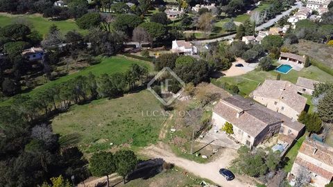 Excellent opportunity to acquire and renovate to your liking a country house in the most prestigious area of the Costa Brava, at the Costa Brava Golf in Santa Cristina d'Aro. The country house is located in a natural environment just 10 minutes by ca...