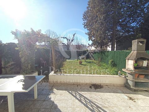 On a plot of approximately 220 m2, this pretty house, semi-detached on one side, of 119 m2 is composed of a courtyard at the front and a garden with terrace at the back. The ground floor is composed of a large independent and furnished kitchen, separ...