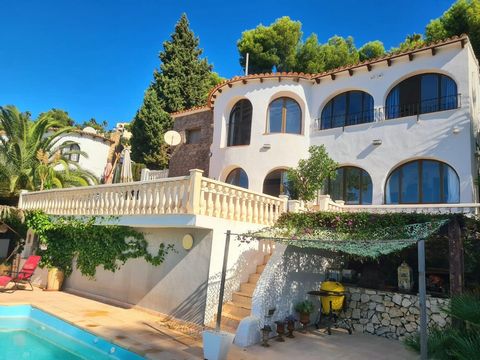 A formidable well maintained Sea View Villa on the coast of Benissa is located in a beautiful and quiet area just a short drive from the sea, the coves of Cala Baladrar and Cala Advocat. Also within a short drive to Moraira or Calpe. This magnificent...