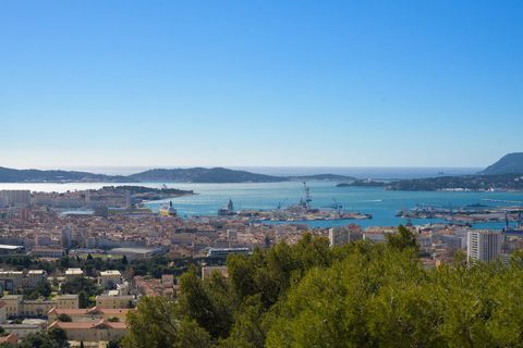 Le Faron - Californian villa 198 m2 - Panoramic sea view Overlooking the harbour of Toulon, this property to renovate is located on the heights of Mont Faron and offers a panoramic view of the bay of Le Pradet, Saint Mandrier and Les 2 Freres. This s...