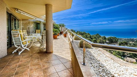 This luxurious and prestigious condominium located in a prime location on the Costa Blanca, designed by a renowned Spanish architect, Carlos Gilardi. The property offers breathtaking panoramic views to the Mediterranean Sea and Altea, which can be en...