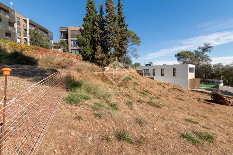 Lucas Fox is pleased to present this excellent 1,026 m² building plot for sale in the Golf area - Can Trabal, Sant Cugat del Vallès, Barcelona. Among its main features, it is a fantastic building plot with very good views and southerly aspect. The ur...
