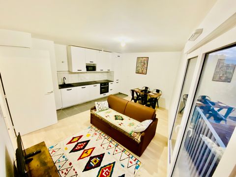 Brand new one-bedroom apartment in Pantin, you will be the apartment's first resident. It is located in the new Les Pantinoises neighborhood and is a 5-minute walk from the Fort d'Aubervilliers metro station on line 7, situated on the 1st floor with ...