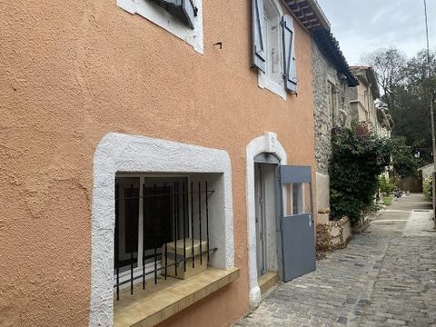 For sale charming village house completely renovated in the town of Sauvian for the sum of 168000 €. A living room welcomes you on the ground floor with a fully equipped kitchen, upstairs we have 2 bedrooms with storage, a bathroom and a toilet. Idea...