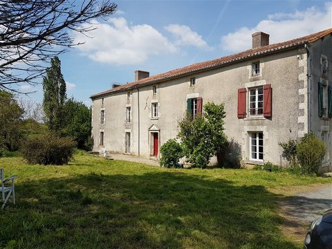 Summary Cabinet CHEVALIER offers you in the countryside, set back from the road and with independent access, an old main building in a closed courtyard remodeled in the 19th century and offering a main building with an entrance on period stone slabs,...
