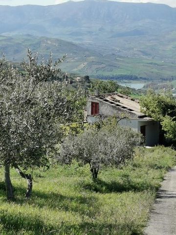 Panoramisch huis en land in Contrada Barlato (Alessandria della Rocca). Land met een oppervlakte van ca. 6042 m² met de aanwezigheid van olijfgaard van ca. 60 olijfbomen en ook andere fruitbomen. Er is een oud landelijk huis in slechte staat met een ...