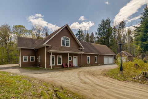 Very beautiful property built in 2008, you will be won over by this magnificent house sold furnished and equipped. Wood fireplace, garage, shed. Land of +/- 112,149 sq. ft. Located a few minutes from the municipal landing. The perfect place for your ...