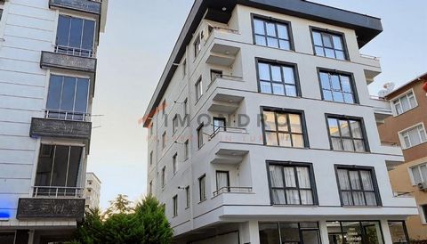 O apartamento à venda está localizado em Maltepe. Maltepe é um distrito localizado no lado asiático de Istambul. Ele está localizado na costa do Mar de Mármara e é famoso por suas belas praias. A área é principalmente residencial, mas também tem algu...