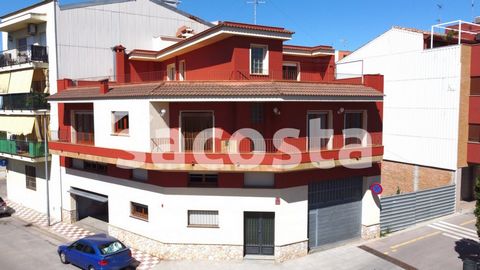 Spacious house with 356 m2 built divided into 3 floors, with excellent location in the surroundings of Francesc Masia park. This large corner house with ground floor distribution a garage and warehouse at the same time which has access by two streets...