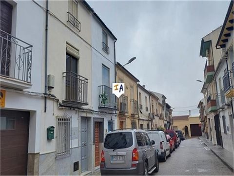 Dit herenhuis met 4 slaapkamers is gelegen in de populaire stad Rute in de provincie Cordoba in Andalusië, Spanje. Gelegen aan een rustige, brede straat met parkeergelegenheid op de weg voor de deur, u komt het pand binnen in een betegelde gang, binn...
