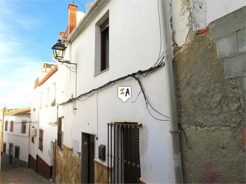 Dit herenhuis met 3 slaapkamers ligt in het lagere deel van Martos in de provincie Jaén in Andalusië, Spanje, dicht bij winkels en banken. De voordeur ligt aan een schuine, smalle straat, auto's kunnen wel door de voordeur, maar kunnen niet buiten pa...