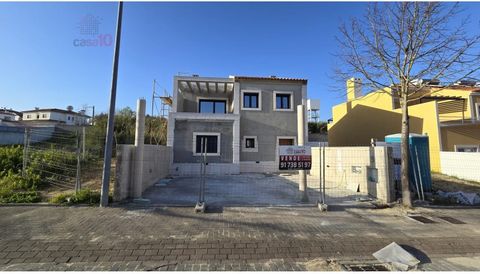 Magnificent new 4 bedroom villa for sale in Quinta das Trigosas in the city of Santarém Property with 2 floors comprising: Ground floor: - Large living room with fireplace and fireplace; - Spacious kitchen; - Bedroom (which can also be used as an off...
