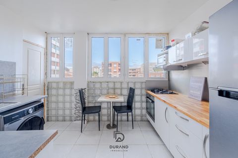 In the heart of a dynamic neighborhood with all the necessary amenities and transport nearby, come and discover this pretty apartment of 64 m2 Carrez law, located on the 5th floor with elevator of a condominium whose façade was renovated in 2021. Com...