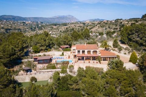 Finca La Escondida is a hidden rural paradise ideally located less than 10 minutes to the town of Benissa and the motorway, and less than 15 minutes to the coastal towns of Moraira and Calpe. This completely private and peaceful estate is accessed by...