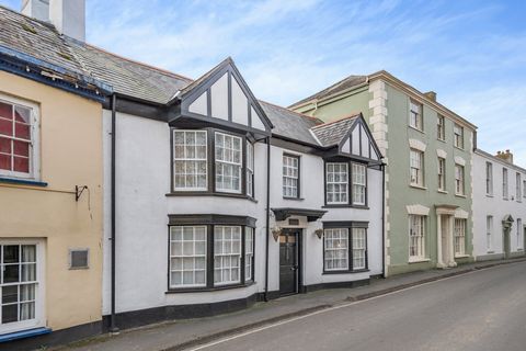 Living in a home such as the House of Black & White means taking on custodianship of one of the iconic properties in this Market Town, which itself started life back in the iron age and ‘Toriton’ as it was known is mentioned in the 1086 Domesday surv...