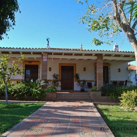 Located in Alhaurín de la Torre. Andalusian Villa located on a plot of 12,000 square meters. With a 3000 m2 garden, mature with some trees over 100 years old, close to schools and shops, with easy access to the highway and close to Malaga airport. Th...