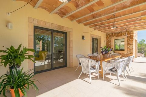 The 28.000 m2 plot includes the private pool, garden, several terraces and porches and the wonderful villa with natural stone lined facade. Have a drink at night on the front terrace and enjoy the romantic scenery. The porch equipped with a barbecue,...