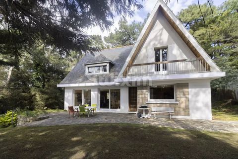 Réf 67880JMDB : La Baule les Pins, Ideally located, this villa in the pines will seduce you and welcome your family and friends. This house of 216m2 has a beautiful garden of over 1000m2 and offers great potential in a sought after area. Some renovat...