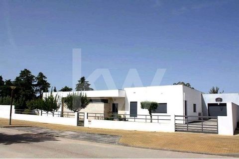 T3 style and modern villa in Gavião, Portalegre  Are you looking for a house with everything to replenish your energies?  This fantastic villa will surprise you!     Fantastic villa in the Gavião / Portalegre with 235m ² gross area,   Where you can e...