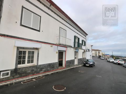 *** THIS PROPERTY IS UNDER NEGOTIATIONS! *** COMMERCIAL AREA for sale, with about 135 m2, located on the ground floor (Floor 0) of a building intended for housing and commerce/services, located next to the centre of Vila Franca do Campo, next to the ...