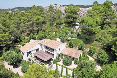 Nestling at the heart of the Alpilles in the midst of a luxuriant garden with a pool, this magnificent house offering contemporary design is comprised of large living areas opening out to a wide shaded terrace, 4 suites including a Master occupying a...