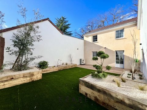 2 PAS DU CENTRE / CITÉ DE LA GASTRONOMIE, in the heart of an ambitious urban project (Bruges 2 eco-district, by LINKCITY) of the city of Dijon, a house in absolute calm completely renovated with garden. Entrance to a large and very bright living room...