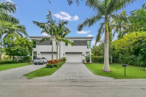 This East Delray Beach home is situated less than a mile from the closest beach access point and approximately 1.5 miles to the heart of the Delray Beach restaurants on Atlantic Avenue and in Pineapple Grove. This 2, 500 sq ft contemporary home was b...