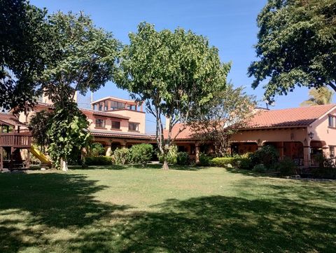 Colonial style Cuernavaca perfectly preserved, with exceptional gardens, 3 bedrooms each with its bathroom and dressing room, 2 of them on the ground floor, studio with full bathroom on the ground floor, games room, library, roof garden with living r...