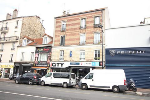 Local of 105.88m2 including a shop, back shop, reserve, wc. Cellar in the basement 32m2. Front of 8M20, all shops. Rent: 2911 € monthly charges included.