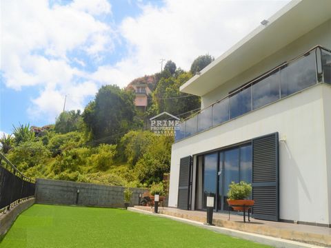 Aninhada em mais de 3000m2 esta moderna vila oferece toda a privacidade que qualquer um poderia querer enquanto ainda está a minutos do centro do Funchal. Santo Antonio é bem conhecido por suas vastas paisagens naturais e proximidade com o Funchal of...