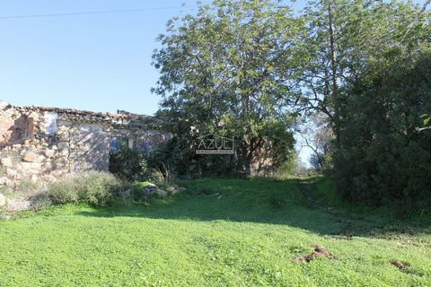 Located in Loulé. The city of Loulé is only a five minutes drive away. The land is situated around the attached ruin and the biggest part of the plot is flat and very suited to create a nice garden , an orchard or to do some agriculture. An ideal spa...