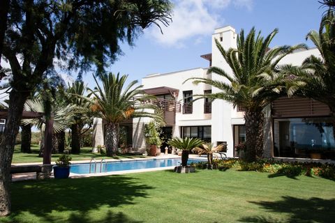 Marocko, nära El Jadida, villa i det säkra området Mazagan Beach Resort på golfbanan, länkar designade av Gary Player. Panoramautsikt och dominerande utsikt över golfbanan och havet. Idealisk temperatur året runt mellan 12 ° och 28 ° animerad av en l...