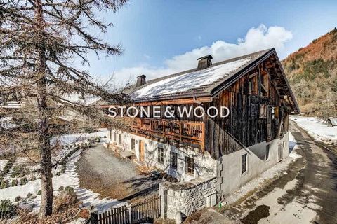 Only 1 hour from Geneva, close to the centre of Samoëns in the historic hamlet of Vallon d'en Bas, recently renovated 18th century farmhouse and barn with incredible volumes and high-quality fixtures and fittings. Set on a sunny and flat plot of over...