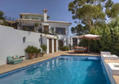 This imposing cortijo style country residence sits on the top of a hill overlooking some of the most spectacular scenery in Andalucía. It is the ideal location to get away from it all yet still within easy reach of Marbella & Málaga airport, both bei...