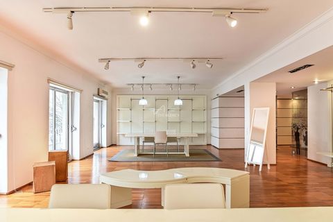Located in Lisboa. Fantastic office located in the center of the city of Lisbon, next to the Metro dos Anjos, inserted in a service building. Its location allows greater convenience to customers due to its centrality and access via public transport (...