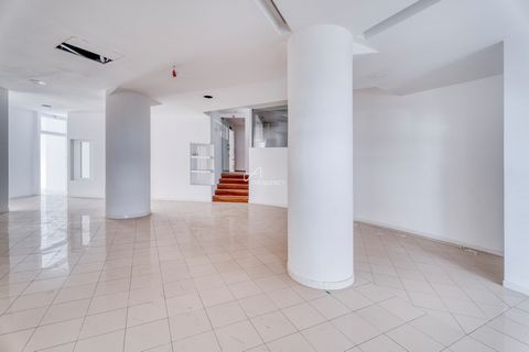 Located in Lisboa. Commercial space located in the area of São Sebastião da Pedreira, Avenidas Novas, for rent. Space with a lot of potential due to its generous area, four storefronts with plenty of visibility and natural light. It has two floors an...
