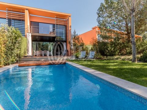 2+1 bedroom villa with 152.80 sqm of construction area, situated on a 331.91 sqm plot of land in Troia. Known as 'Casa da Terra,' this townhouse was built in 2009 and features a private swimming pool. It is located in the Troia Resort within walking ...