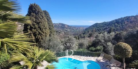 Located at the gates of the charming hilltop village of Cabris, this beautiful renovated house offers panoramic views of the sea and the 