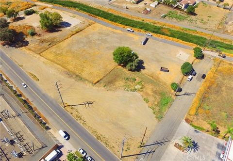 Don't miss out on this incredible opportunity to own prime commercial corner lot near the vibrant downtown area of Lake Elsinore. Situated conveniently on the corner of Flint St & Spring St, with easy access to San Diego and Orange County from Ortega...