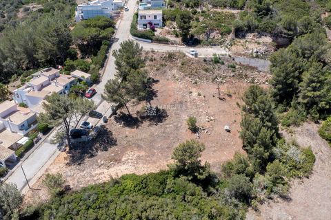 Located in Vila do Bispo. Urban building plot set in a quiet and residential urbanization only a 5 minute drive to the quaint fishing village of Salema with one of the most beautiful beaches of the Algarve and to the Parque da Floresta Golf Course. T...