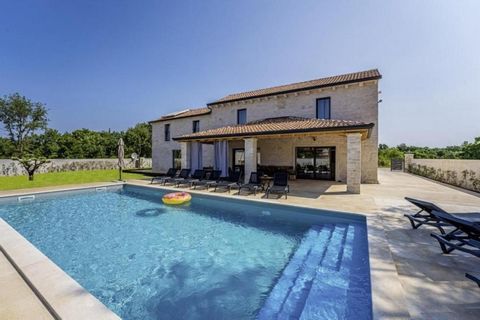 Villa en pierre de style istrien à Kanfanar près de Rovinj! La surface au sol totale est de 200 m². Le terrain est de 1242 m². Cette belle villa en pierre rénovée est située dans un petit village avec plusieurs maisons. Elle se compose d'un salon, cu...