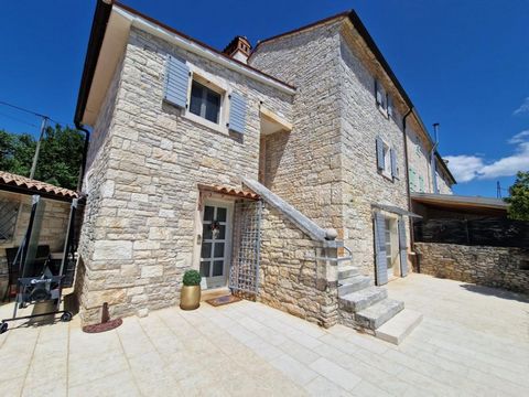 Belle villa en pierre d'Istrie avec une unité résidentielle supplémentaire et une piscine dans un endroit calme de la ville Renaissance de Svetvinčenat dans l'arrière-pays d'Istrie ! La superficie totale est de 208 m². Le terrain est de 596 m². Cette...