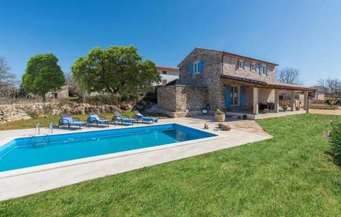 Le prix est passé de 1 280 000 eur à 935 000 eur ! Une villa indigène en pierre avec un territoire spacieux de 9000 m². dans la région de Sveti Lovrec près de Porec, environ. A 12 km de la mer ! Située en bordure d'un charmant village, à seulement 16...