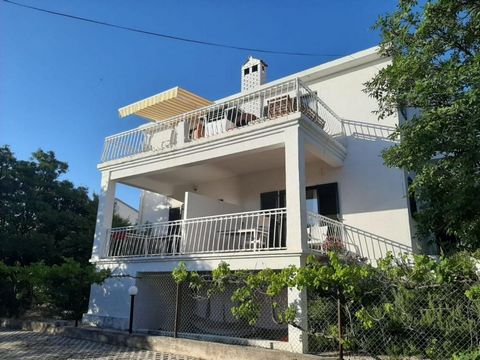 House with 4 apartments and sea view 150 m from the sea in Mandre, Pag! Total area is 286 sq.m. There is a lovely green garden of 419 sq.m. The allure of this property begins right at the garden gate, where lush foliage envelops the space, imparting ...