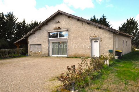 Very nice renovation of this barn into a house of more than 190 m2 of living space. On the ground floor, on one level, you will find: The living space (73 m2) with a beautiful fully fitted and equipped kitchen, a large wood burning stove in the livin...