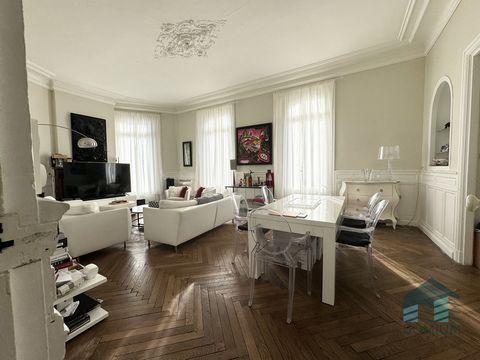 In the heart of the historic center of Béziers, in the immediate perimeter of the town hall, Domium Groupe Immobilier offers you the sale of an exceptional apartment with an area of 166m2. Located on the second floor of a recently renovated Haussmani...